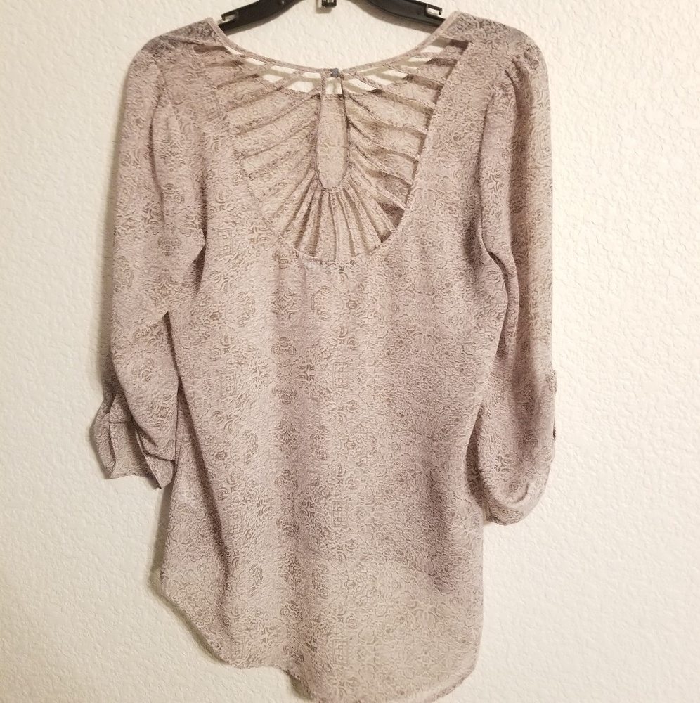 ⭐️3/$15⭐️ Maurices 3/4 Sleeve Web Back Blouse
